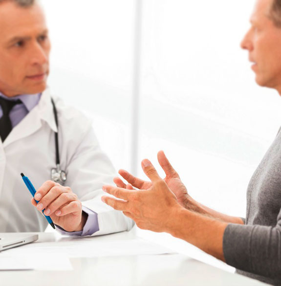 Врач разговаривает с пациентом